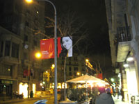 カタルニアセルベッサの前!ちょっと遠めで写真を撮ったのですが、近くに行くとすごい人だかり!