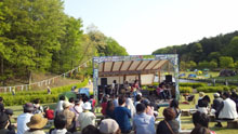 ひまつりのライブ会場。見えないかもしれませんが、後ろには池もあり、ロケーション抜群です♪